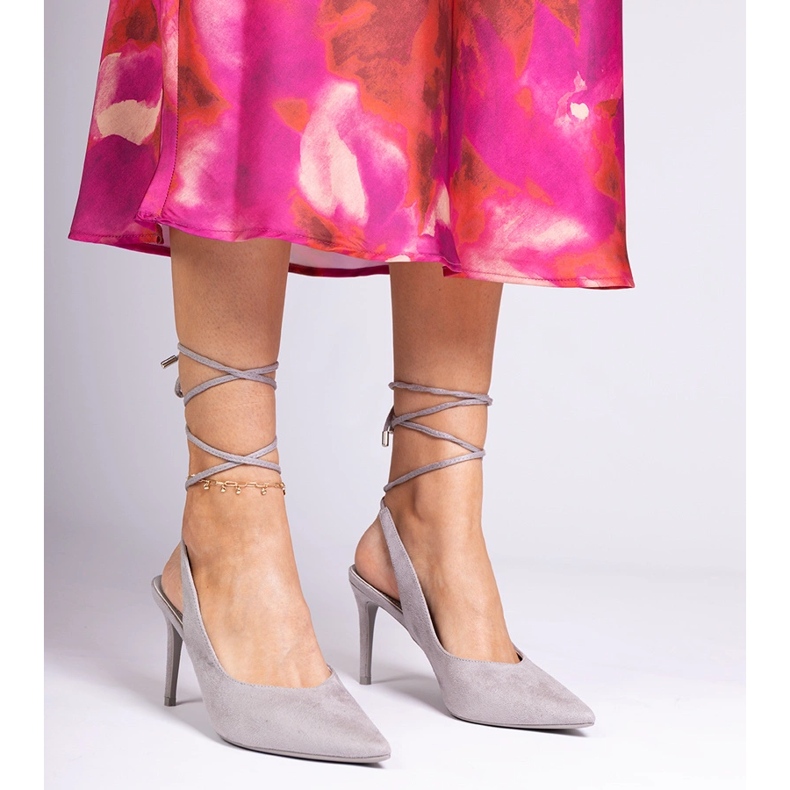 Tocuri înalte gri cu tocul lui Hakol 1