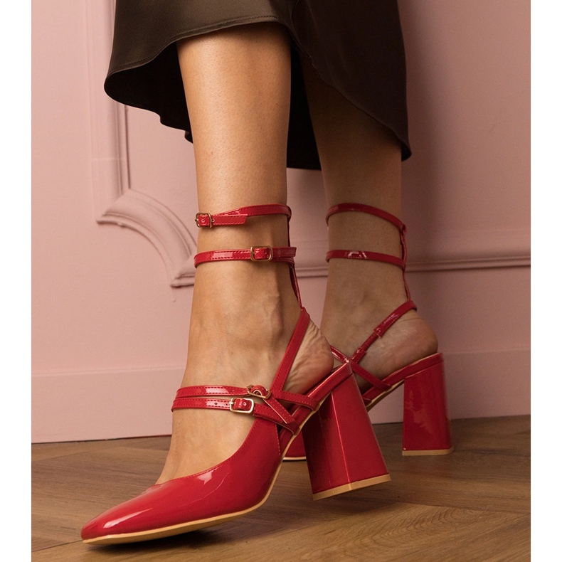 Pompe roșii lăsate pe post roșu 1