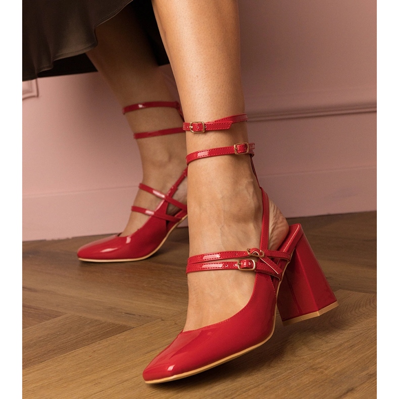 Pompe roșii lăsate pe post roșu 2