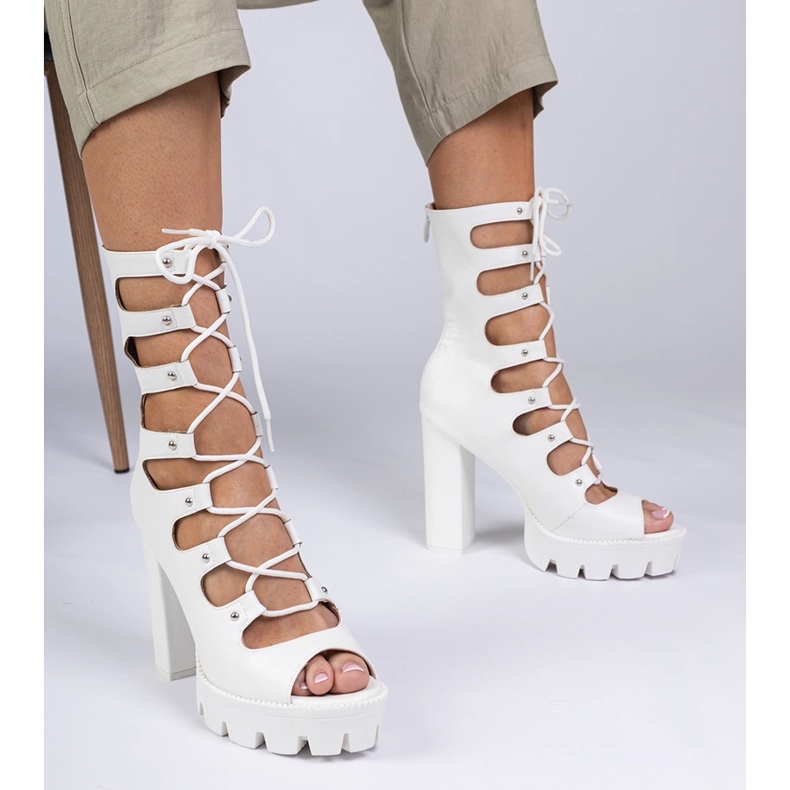 Cizme albe pe un stâlp înalt cu decupaje 1