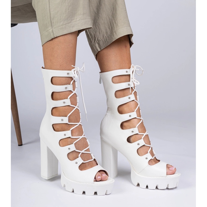 Cizme albe pe un stâlp înalt cu decupaje 2