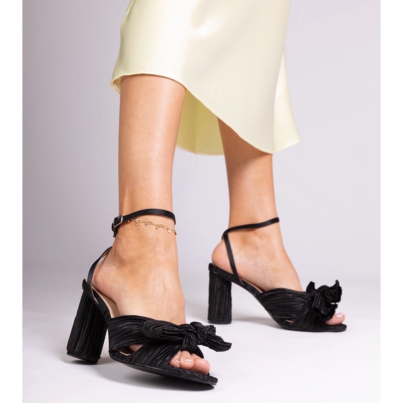 Sandale negre cu un arc pe bloc negru 1