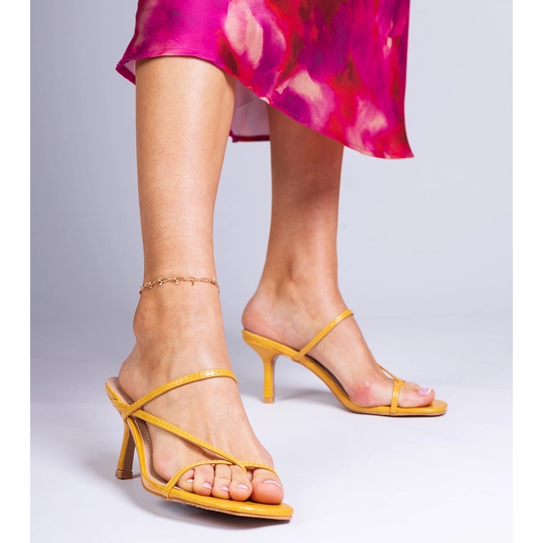 Flip -flops galben elegant pe un călcâi înalt 1