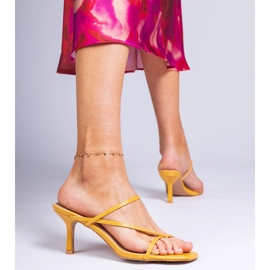 Flip -flops galben elegant pe un călcâi înalt 2
