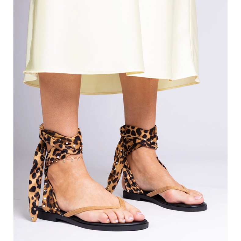 Sandale de panteră ca flip -flops legate în jurul piciorului maro 1