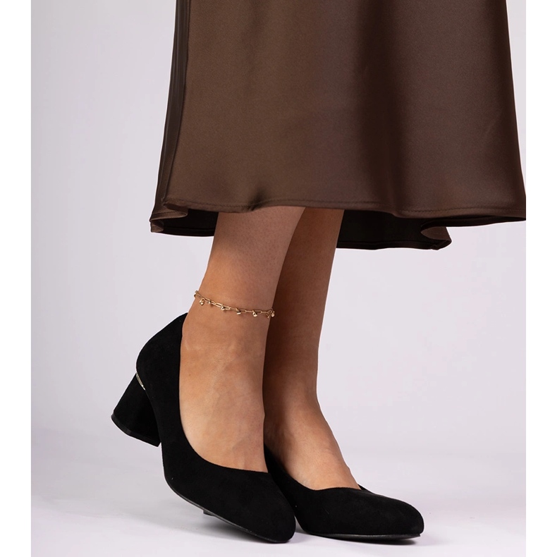 Pompe clasice negre pe un bloc scăzut negru 2