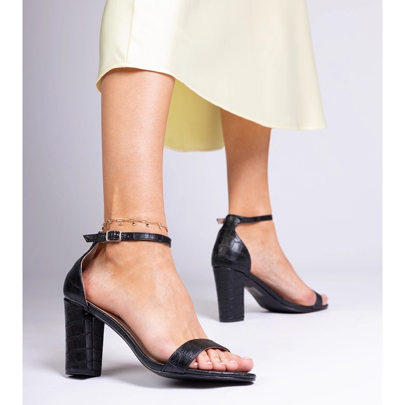 Sandale negre pe stâlp negru 2