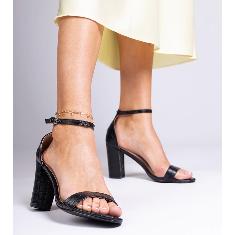 Sandale negre pe stâlp negru 1