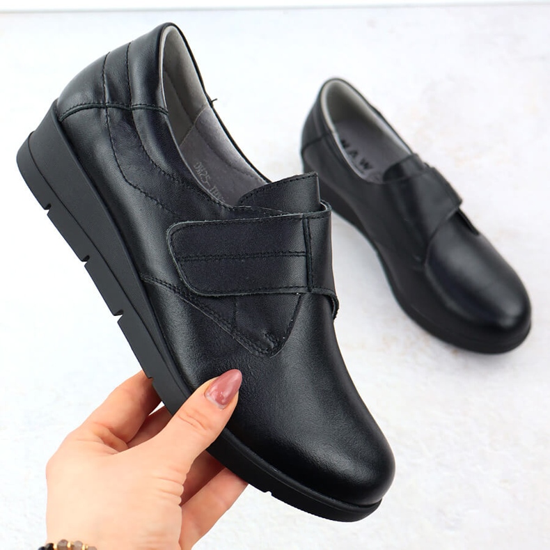 Pantofi din piele pentru femei pe pană Black Sabatina JHY202 negru 1