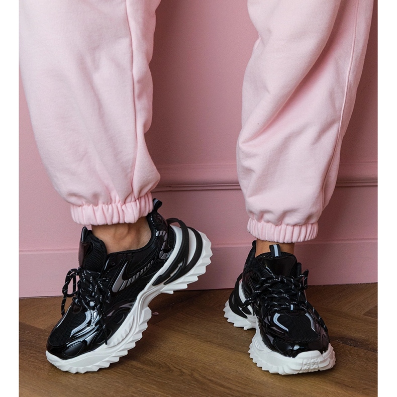 Adidași cu sporturi negre pe o talpă elegantă negru 1