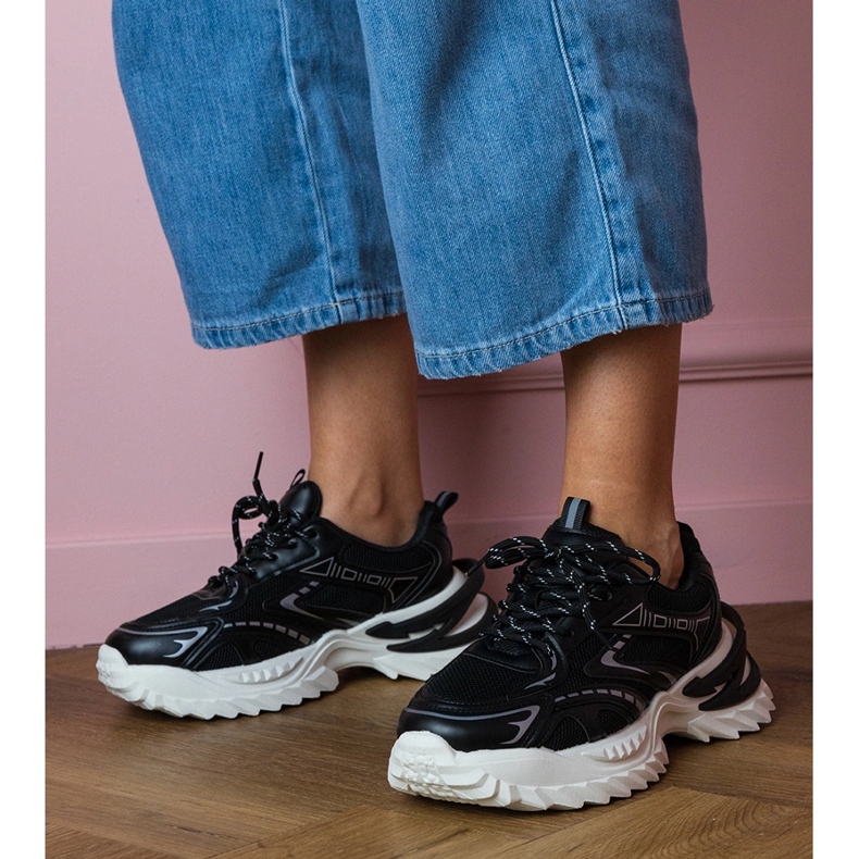 Adidași cu sport negru pe o talpă groasă 1