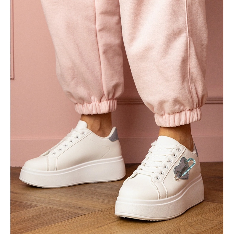Adidași albi cu o inimă albastră și un pini de zircon 1