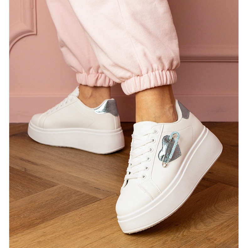 Adidași albi cu o inimă albastră și un pini de zircon 2