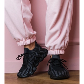 Adidași cu sporturi negre pe o talpă masivă negru 1 Adidași cu sporturi negre pe o talpă masivă negru 1