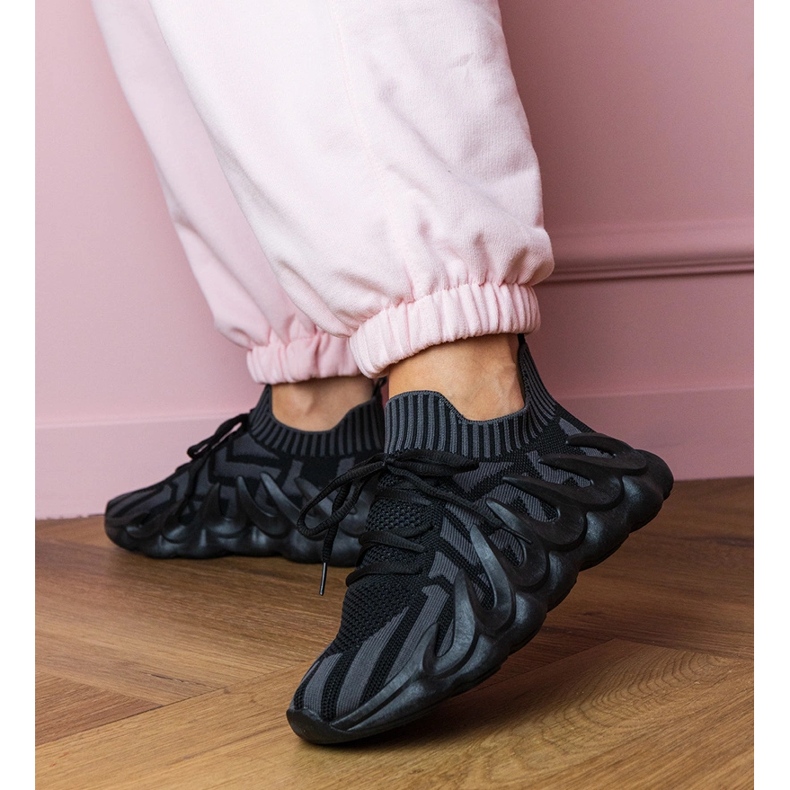 Adidași cu sporturi negre pe o talpă masivă negru 2 Adidași cu sporturi negre pe o talpă masivă negru 2