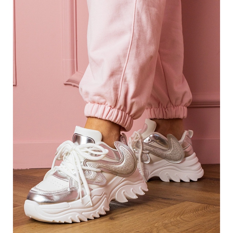 Adidași albi pe o talpă masivă cu zirconi 1