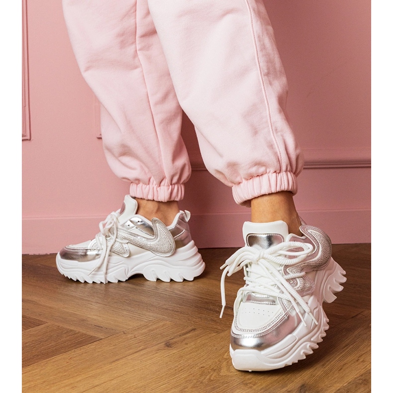 Adidași albi pe o talpă masivă cu zirconi 2