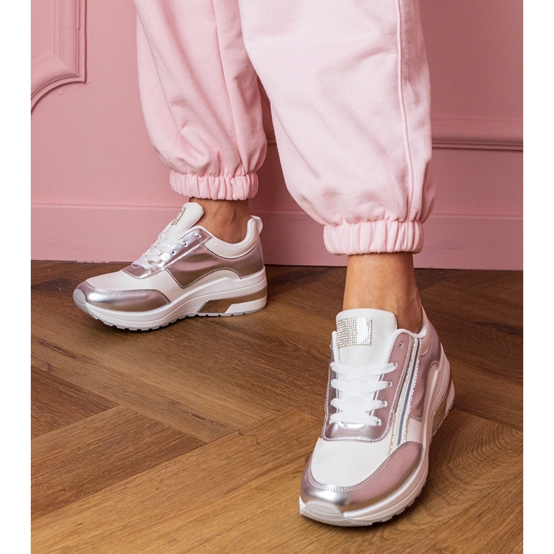 Adidași albi cu zirconi și o inserție metalică 1