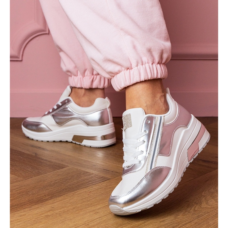 Adidași albi cu zirconi și o inserție metalică 2