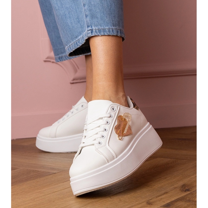 Adidași albi cu pini de zircon și un adaos de leopard 1