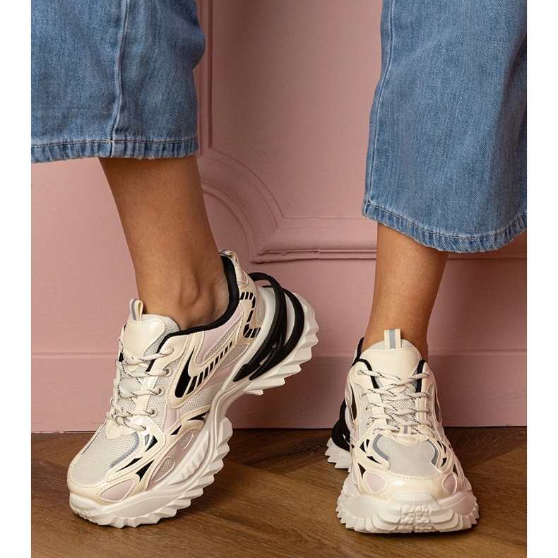 Adidași sportivi bej pe o talpă elegantă 1