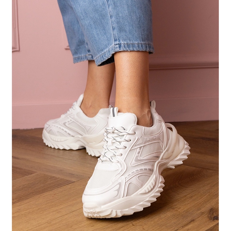 Adidași cu sport alb pe o talpă groasă 1