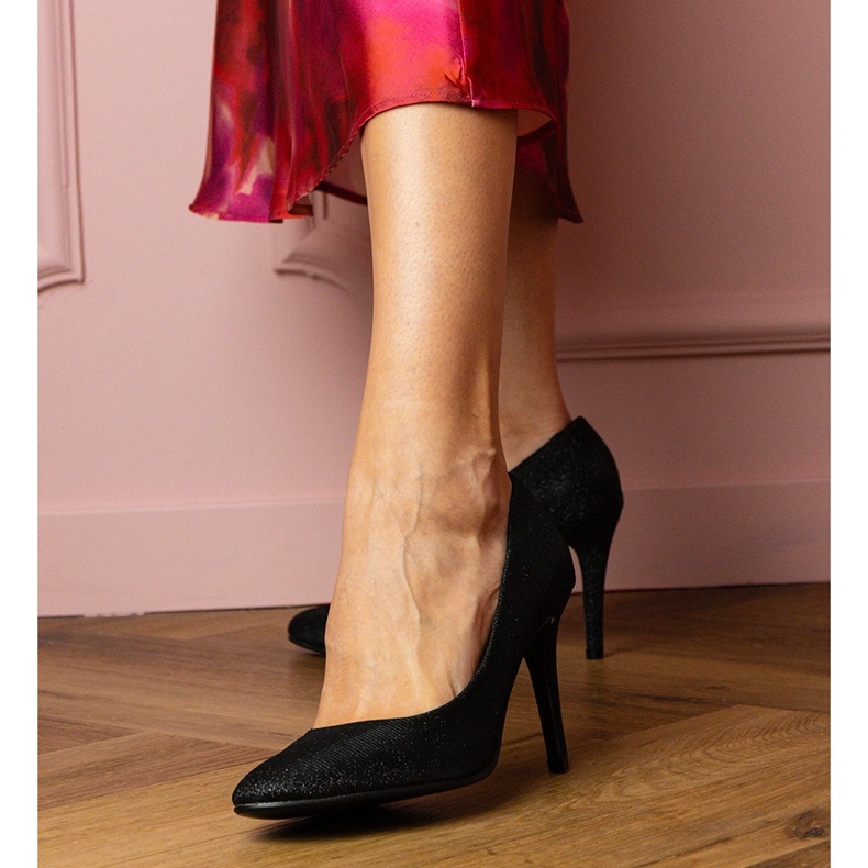 Pompe negre pe un finisaj de brocart negru 2