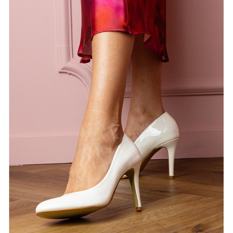 Pompe clasice albe lăsate pe un știft 1