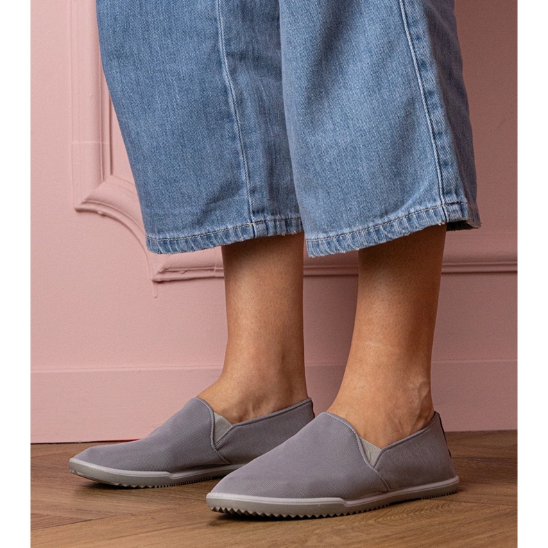 Adidași gri pentru femei 1