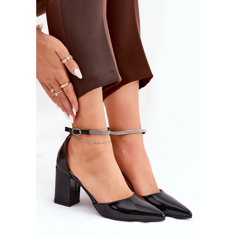 Pompe pictate cu degetele de la picioare pe postul negru 2