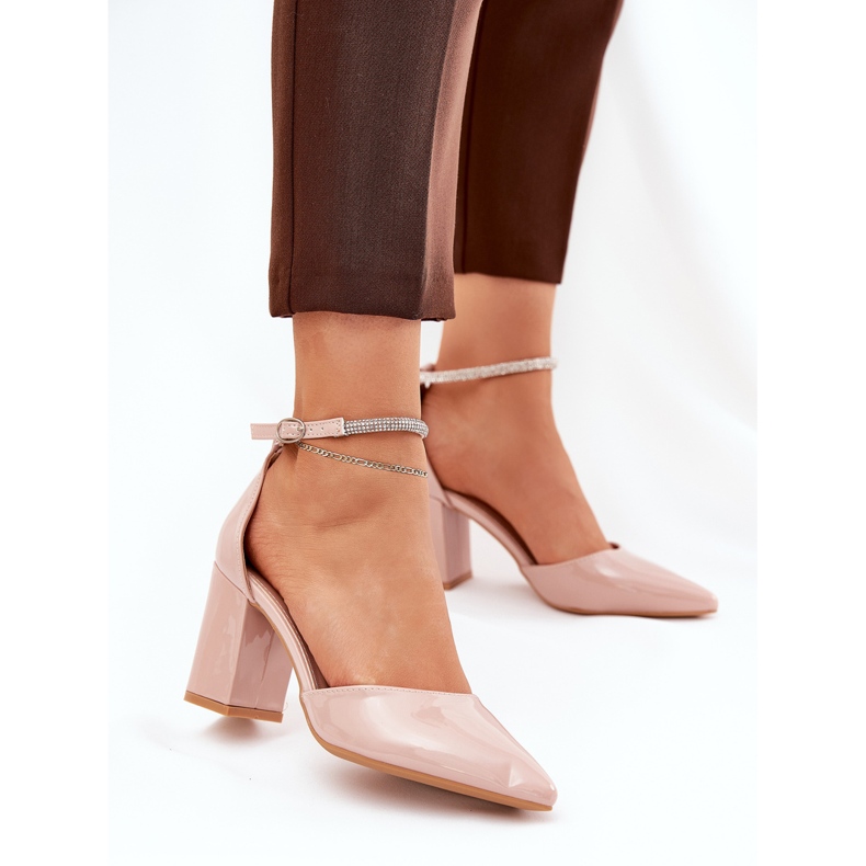 Pompe vopsite cu degetele de la picioare pe postul de bej 2