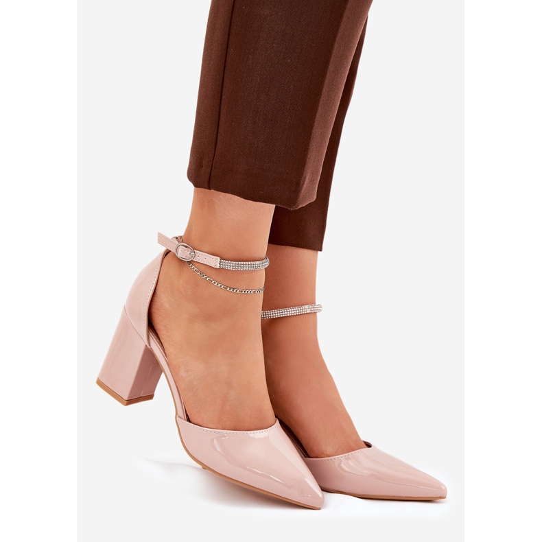 Pompe vopsite cu degetele de la picioare pe postul de bej 1