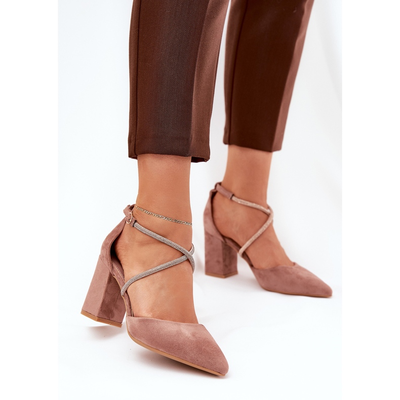 Pompe cu degetele de la picioare și dungi decorate pe postul cu dimensiuni întunecate bej 2 Pompe cu degetele de la picioare și dungi decorate pe postul cu dimensiuni întunecate bej 2