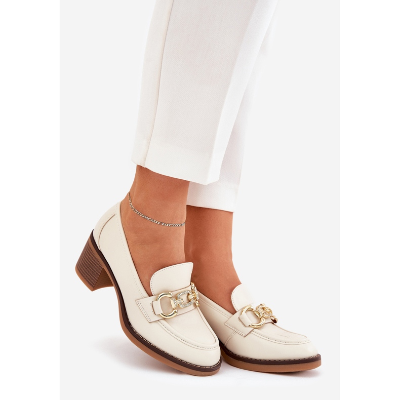 Pantofi pentru femei cu un detaliu de aur cu tocuri bej 1