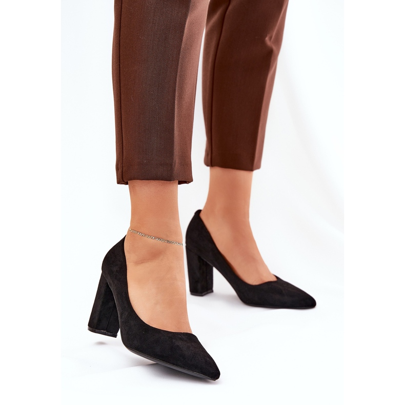 Pompe de piele de piele de căprioară pe stâlpul negru 2