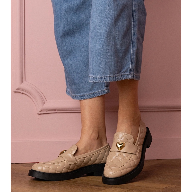 Plăcile matlasate bej decorate cu inimă 1