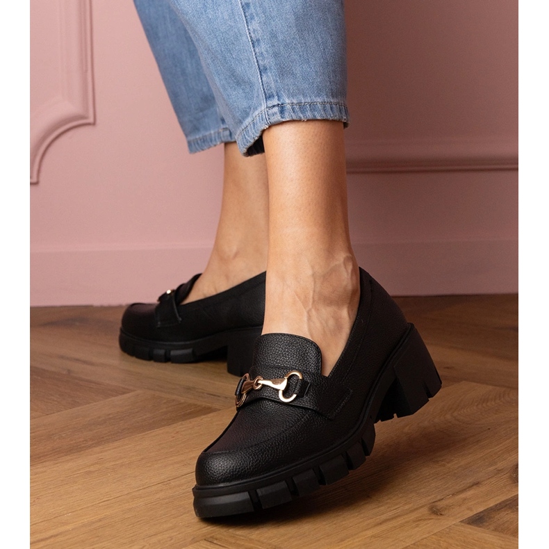 Pantofi negri pe un post scăzut cu decor auriu negru 1