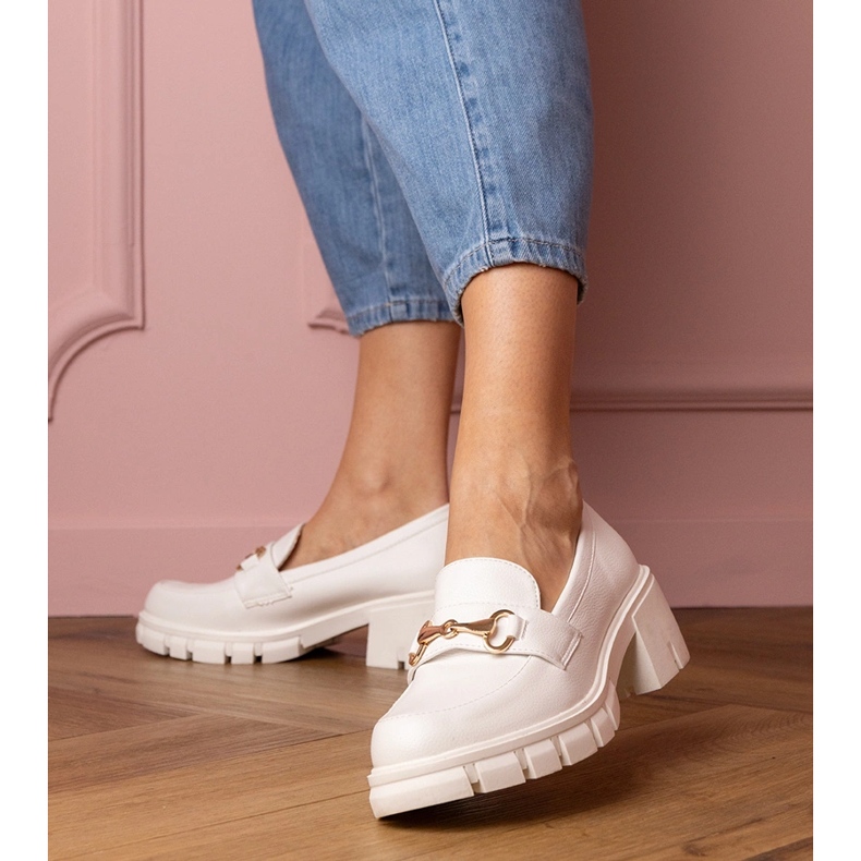 Pantofi albi pe un post scăzut cu ornament de aur 1