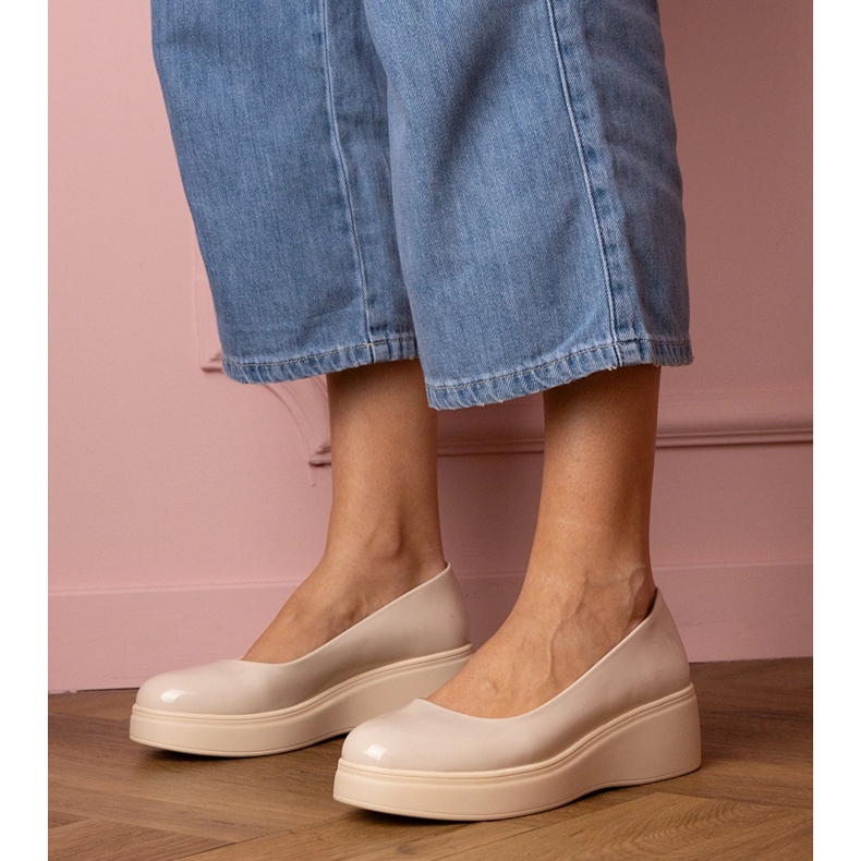 Pantofi cu bej -varnished pe platformă 1