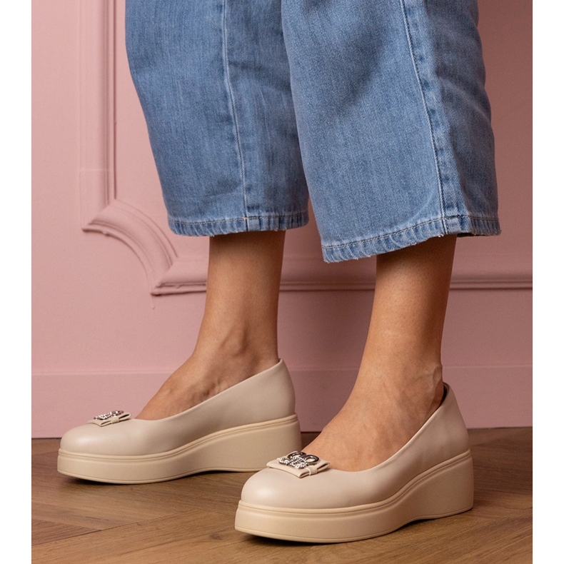 Pantofi bej pe platformă cu un decor de zircon 1