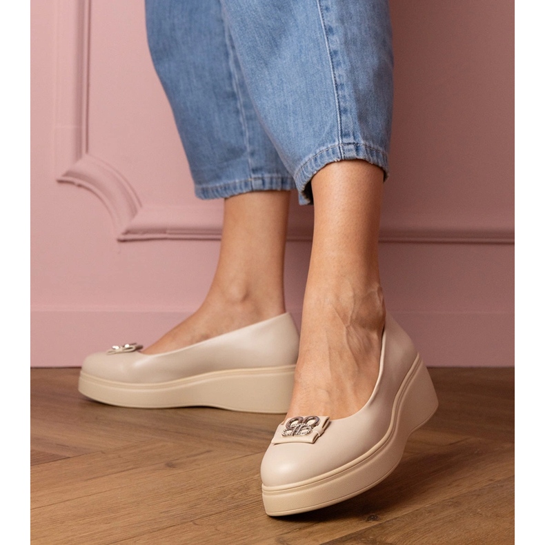 Pantofi bej pe platformă cu un decor de zircon 2