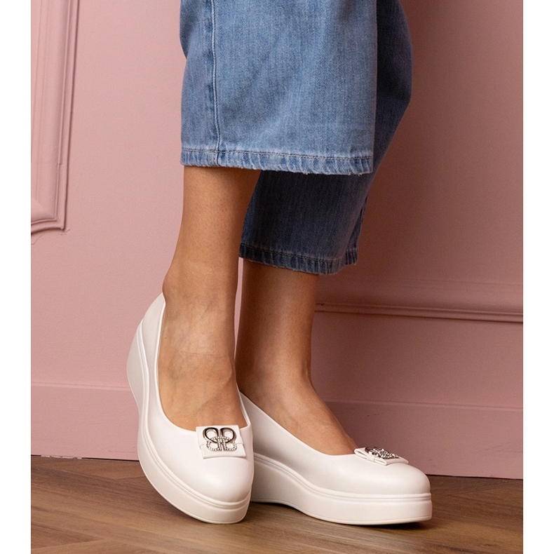 Pantofi albi pe platformă cu un decor de zircon 1