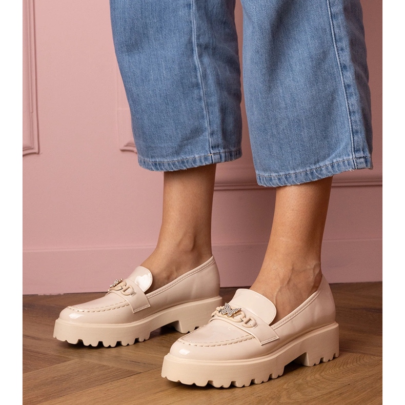 Plăcile lăsate bej cu un fluture de zircon 1