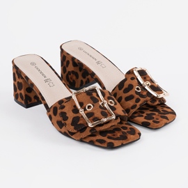 Goodin Tweed Flip Flops pe un piston de leopard maro 1