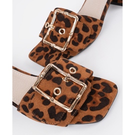 Goodin Tweed Flip Flops pe un piston de leopard maro 4