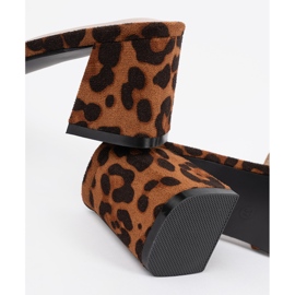 Goodin Tweed Flip Flops pe un piston de leopard maro 5