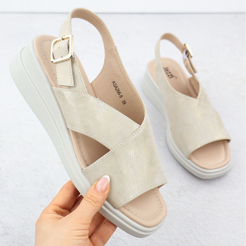 Sandale pentru femei pe pană auriu Jezzi ASA266-9 de aur 1