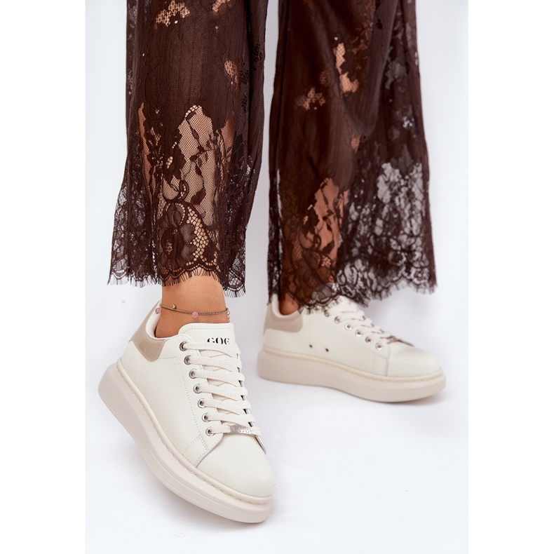 Adidaje din piele pentru femei pe platforma GOE RR2N4004 Beige bej 2