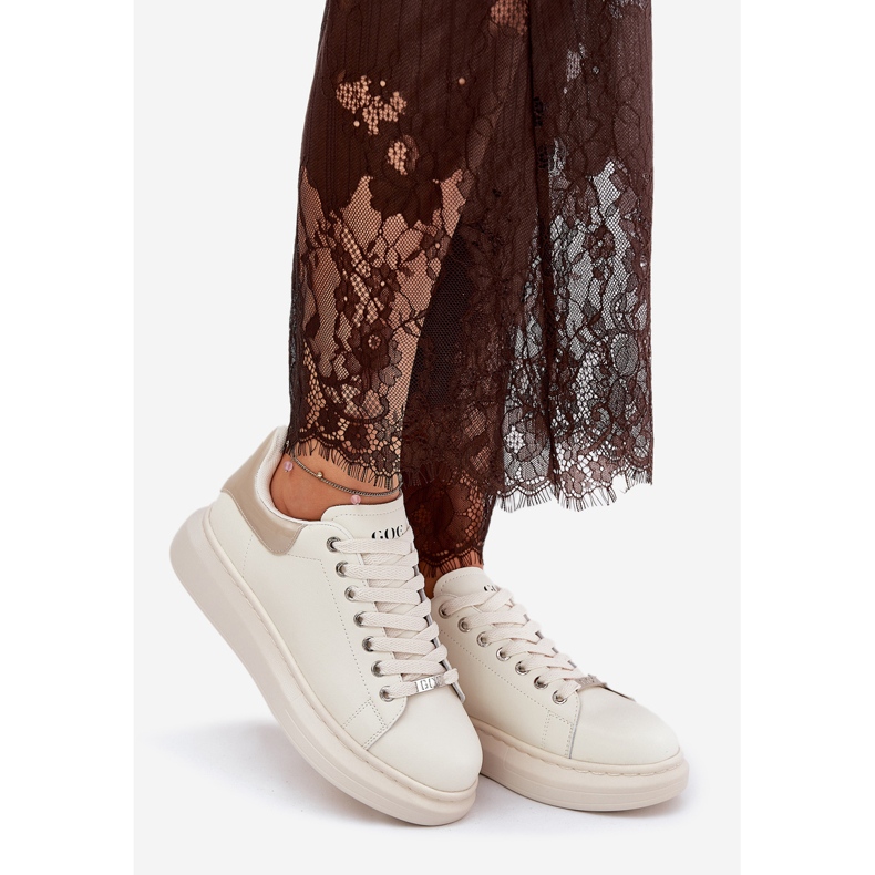 Adidaje din piele pentru femei pe platforma GOE RR2N4004 Beige bej 1