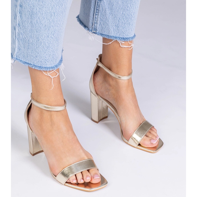 Sandale de aur pe un post înalt 1